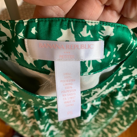 Banana Republic petite fully lined poly leaf blouse. Worn once - Picture 2 of 4